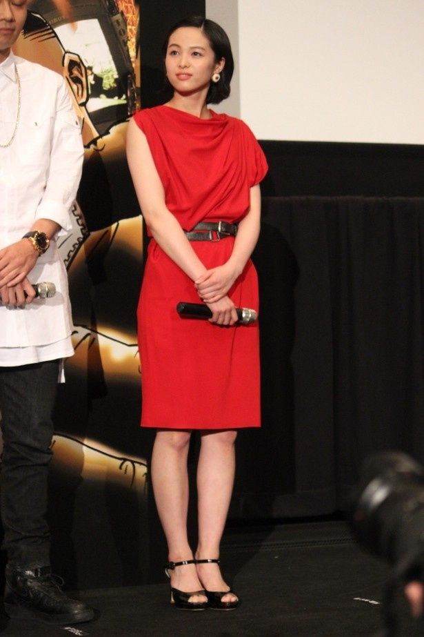 【写真を見る】園子温監督が見初めた新進女優・清野菜名が赤いワンピースで登壇