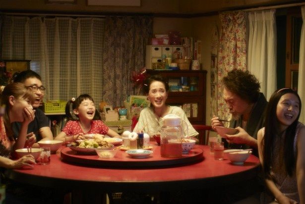 芦田愛菜がお気に入りだという家族で円卓を囲むシーン