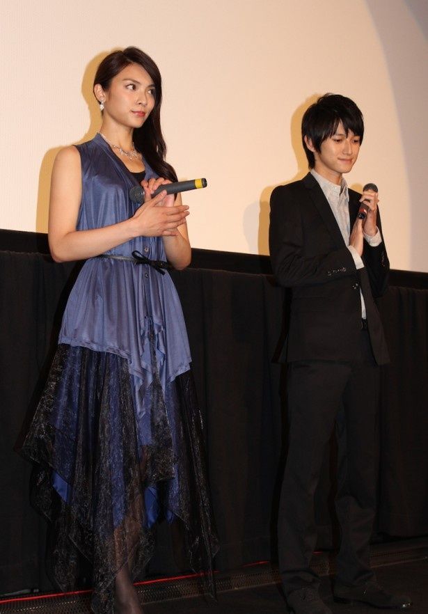 【写真を見る】秋元才加、AKB48卒業後初の主演映画が完成！ブルーのシックなドレス姿で登場した