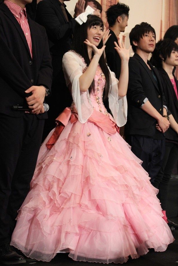 【写真を見る】ももクロ佐々木彩夏はゴージャスなピンクのドレスで登場！会場の声援に笑顔で手を振った