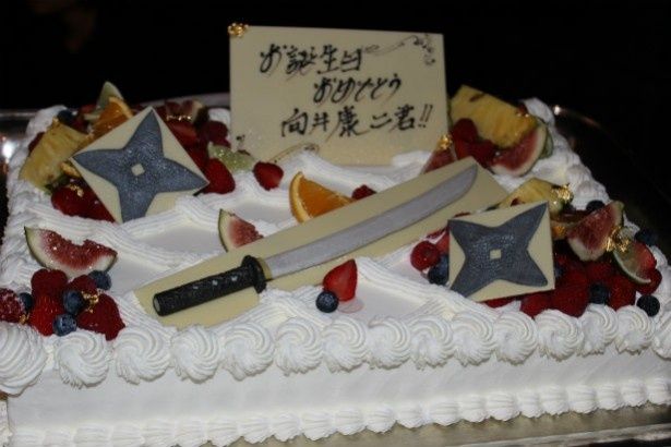 【写真を見る】向井康二が感激し、思わず涙！サプライズの誕生日ケーキが登場