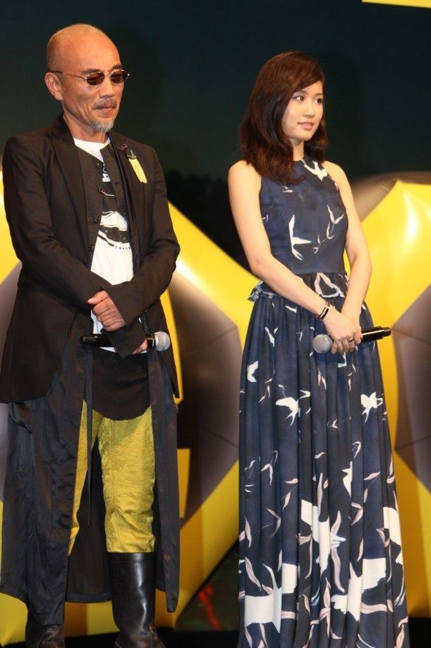 【写真を見る】前田敦子は、大人の色香を感じさせるシックなドレスで登壇