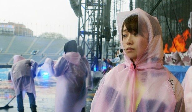 卒業公演が荒天のため中止となった大島優子。その舞台裏にも密着