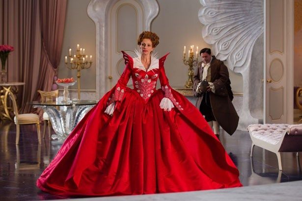 ジュリア・ロバーツが出演した『白雪姫と鏡の女王』(12)。真っ赤なドレスが美しい！