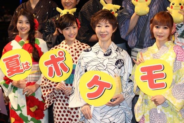 【写真を見る】まゆゆが、三田佳子、中川翔子、足立梨花と一緒に美しい浴衣姿を披露！