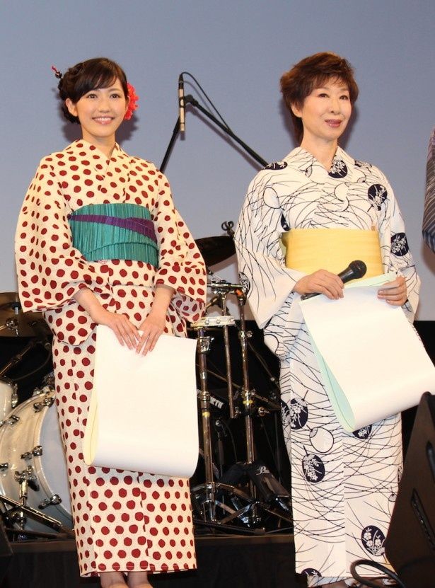 AKB48渡辺麻友は、白地に赤のドット柄の浴衣に緑の帯を合わせた