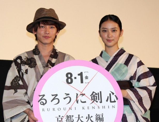 佐藤健と武井咲が涼しげな浴衣姿で登場！