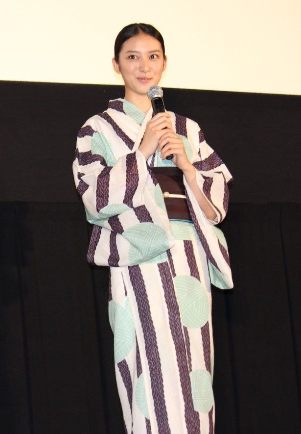 【写真を見る】武井咲はグリーンの鞠柄が描かれた浴衣姿を披露。佐藤健が「キャベツみたい」とからかった