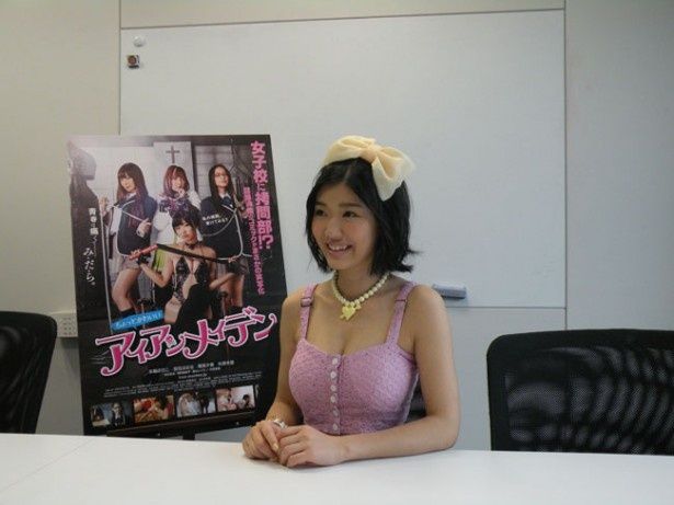 劇中とは異なるピンクのかわいらしい衣装でインタビューに登場した木嶋のりこ