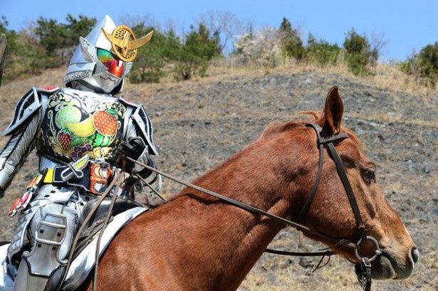 テレビ版とは異なり、サッカーをモチーフにした『劇場版 仮面ライダー鎧武(ガイム) サッカー大決戦！黄金の果実争奪杯！』