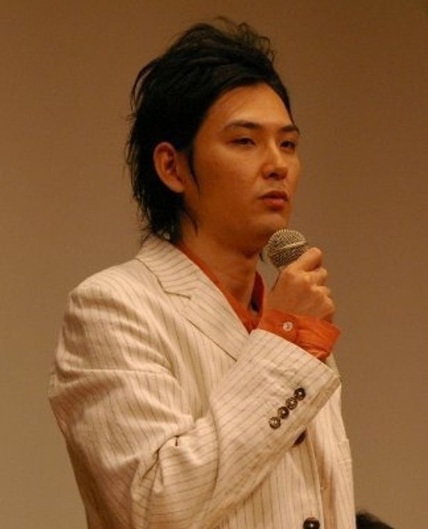 労働者のリーダー役の松田龍平。「どういう映画にするのかはSABUさんにおまかせしました」