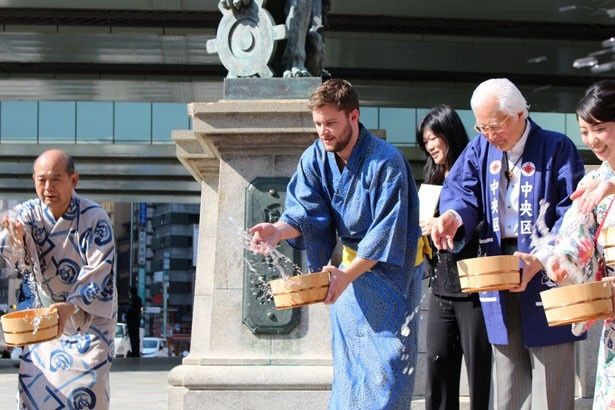 打ち水を行い、「精神的にも清められた気がする」とレイナー