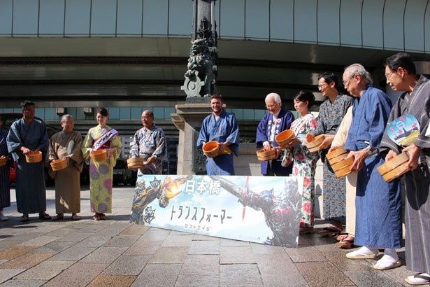 日本橋での“打ち水”イベントにジャック・レイナーが登場！