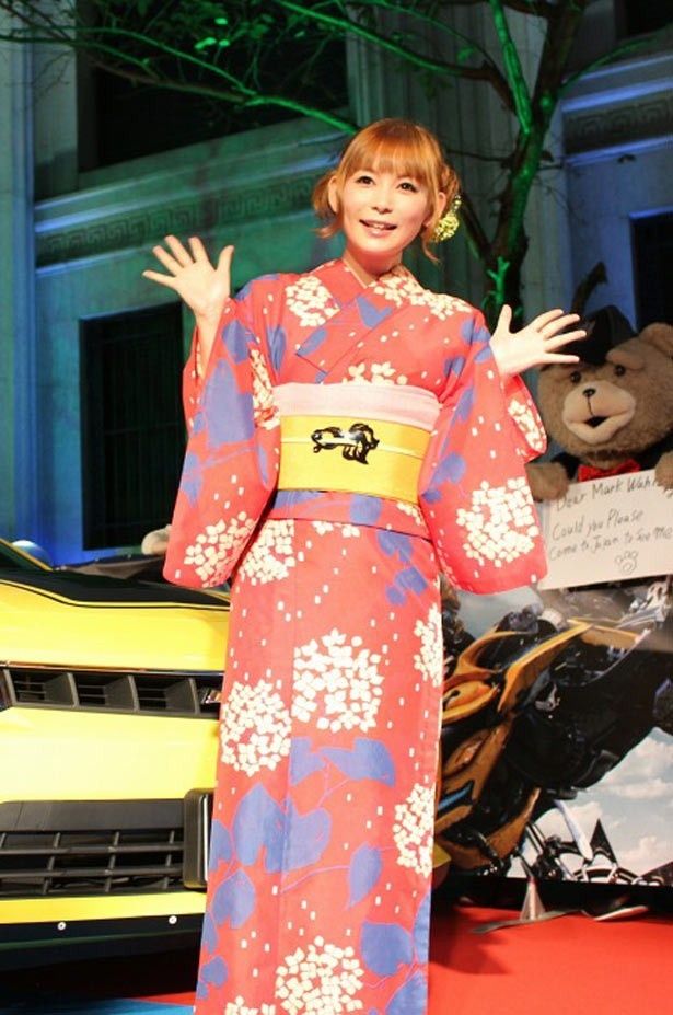オプティマスプライムの大ファンでテッサ役の吹替えを担当した中川翔子は浴衣でポーズ