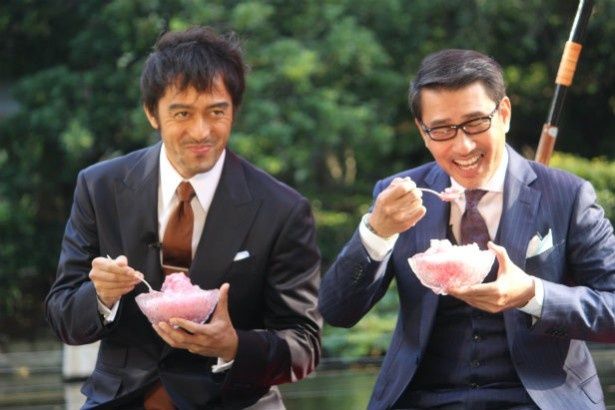 【写真を見る】中井貴一と阿部寛が、とても楽しそうに笑顔でカキ氷をほおばった