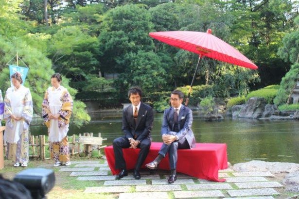日本庭園のベンチに座った2人