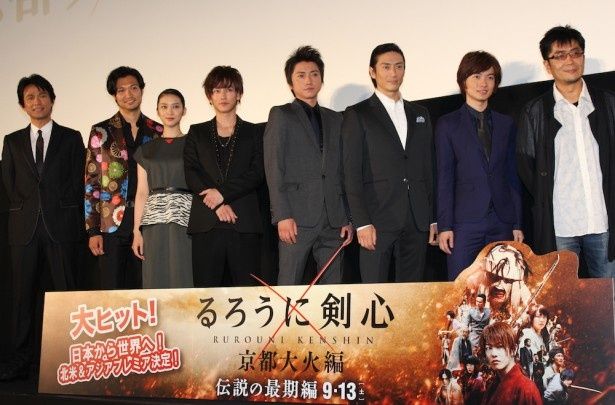 【写真を見る】佐藤健、武井咲、藤原竜也、神木隆之介ら豪華出演者陣がズラリ登壇！『るろうに剣心』続編初日舞台挨拶の様子はこちら