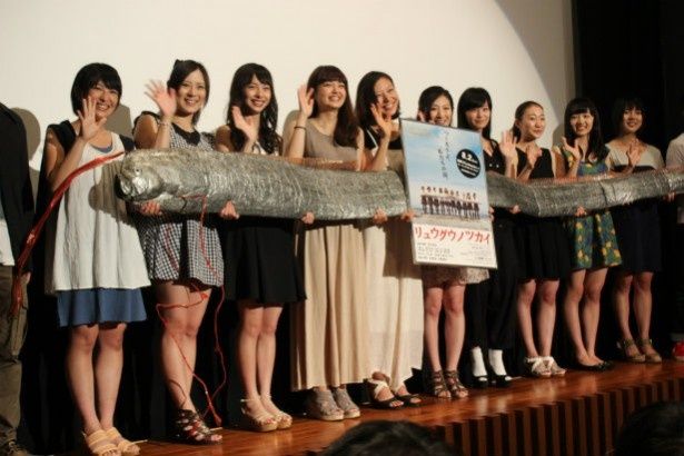 【写真を見る】集団妊娠大作戦に出る女子高生たちを演じた若手女優10人が登壇！