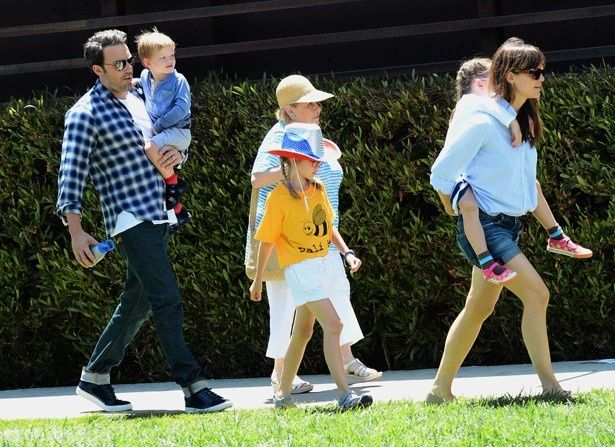 【写真を見る】ベンとジェニファーは3人の子育てに奮闘中！