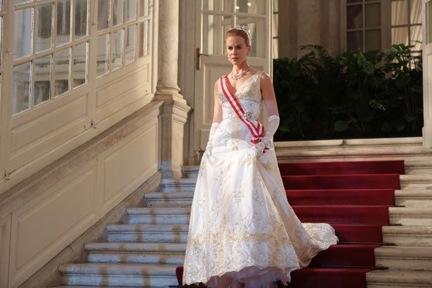 グレースが実際に着たランバンのドレスをもとに作られた白ドレス。ティアラとネックレスはカルティエが復元に協力