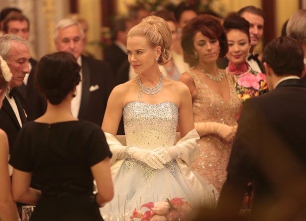 舞踏会のシーンで着用されたドレス。スワロフスキーのクリスタルが散りばめられている