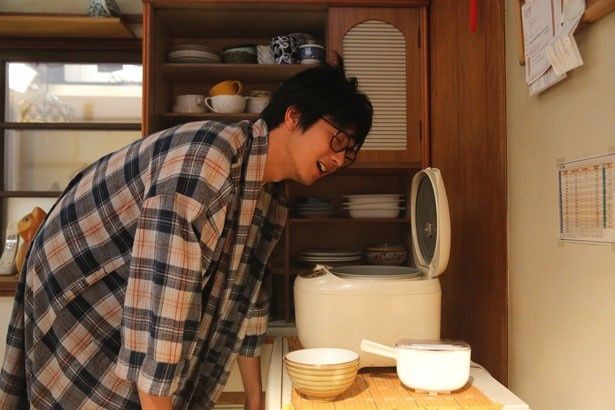 炊き立てのご飯の匂いをかぐことが好きな小野寺の弟。向井理が爽やかに好演！