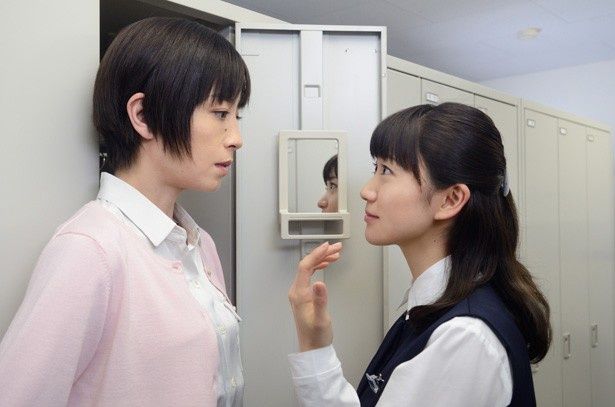 梨花が契約社員として勤める銀行の窓口係を演じる大島優子