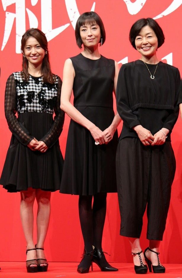 【写真を見る】黒の装いでシックにまとめた宮沢りえ、大島優子、小林聡美の全身3ショットはこちら！