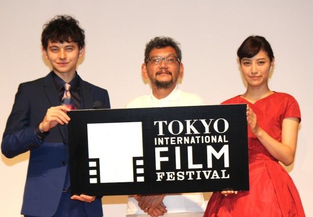 【写真を見る】庵野秀明監督が東京国際映画祭の会見に出席！岡本あずさ、ハリー杉山とともにフラッシュを浴びた