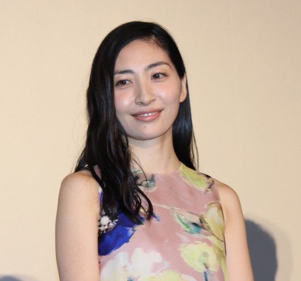 【写真を見る】「攻殻機動隊」草薙素子役の美人声優・坂本真綾。輝くような笑顔で会場に感謝！