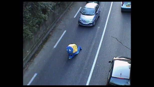 カタツムリの着ぐるみで渋滞を作る迷惑なイタズラ