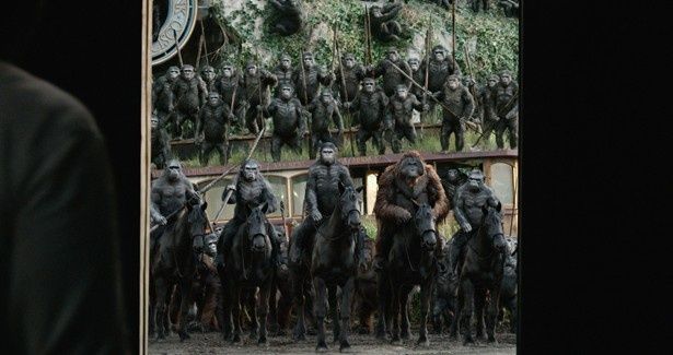 【写真を見る】猿の大群が馬に乗って現れるシーンは圧巻！
