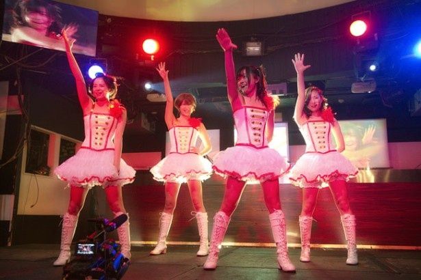 【写真を見る】元AKB48の加弥乃と共に、武田梨奈、清野菜名らがミニスカでダンスを披露