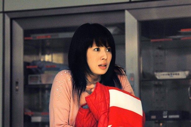 元宝塚の女優・舞羽美海が担当編集者のさくら役を演じている