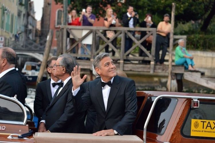 ジョージ・クルーニーの14億円挙式の写真公開！アマルはオスカー・デ・ラ・レンタのドレス