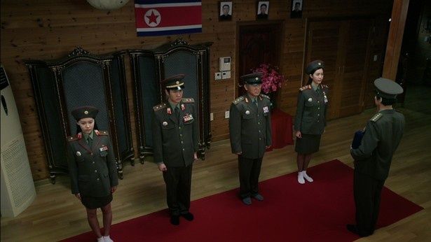 【写真を見る】祖国に敬意を表し、「朝鮮民主主義人民共和国、万歳！」と合唱