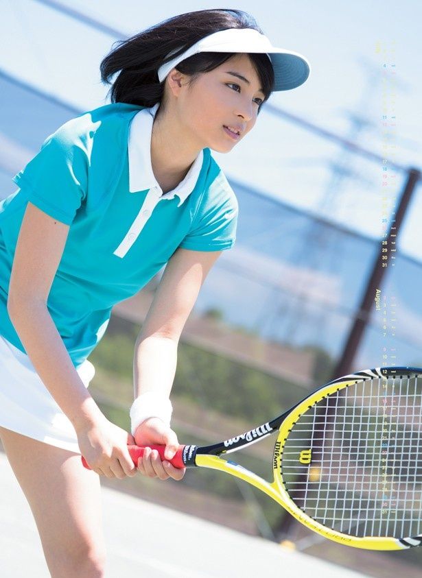テニスなどのスポーツウェアで16歳らしい爽やかな姿を披露している