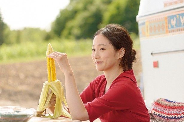 謎の女性・エリカを演じるのはシンガーソングライターの安藤裕子