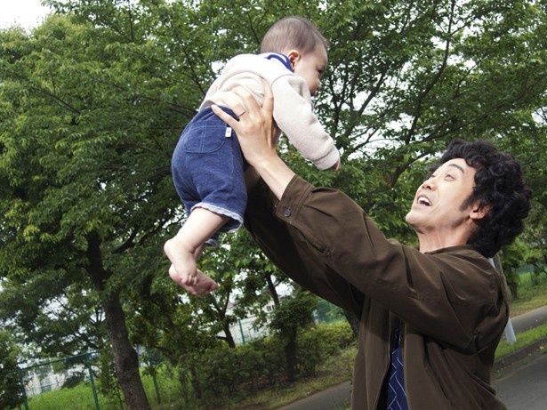 ユーモラスな語り口で成仏し切れない幽霊を演じた大泉