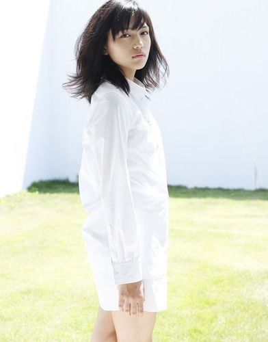 川口春奈、2015年の活躍にも期待！白シャツ1枚にビキニ…“大人”な表情にドキリ
