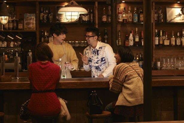KUMI行きつけのお店の店主役に村上淳、従業員役で坂口健太郎が出演
