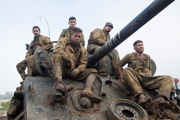 ブラピ率いる戦車部隊の5人がシャーマン戦車“フューリー”に乗り込む