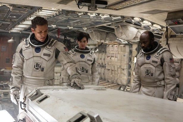 NASAの宇宙服を身にまとったマシュー・マコノヒーとアン・ハサウェイ