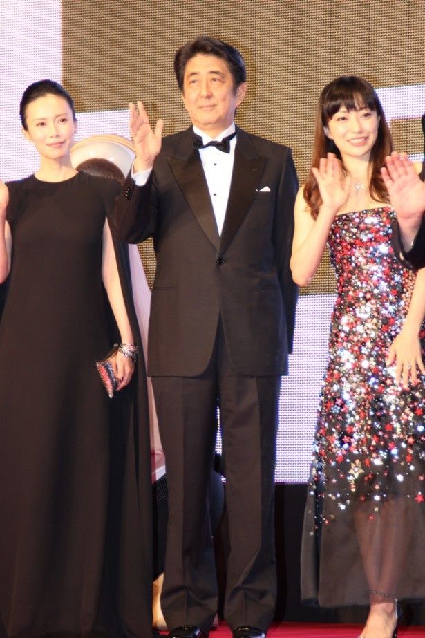 安部総理と中谷美紀、菅野美穂の3ショット