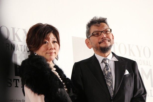 レッドカーペットには妻であり漫画家の安野モヨコと一緒に登場