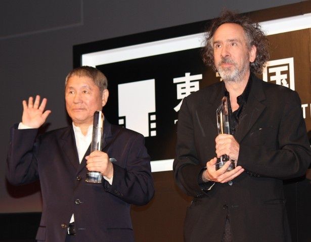 【写真を見る】北野武とティム・バートンがそろって東京国際映画祭に登場！客席に手を振った