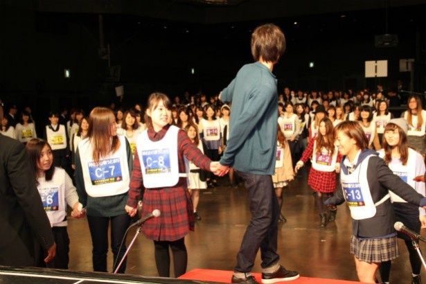 360 の女子たちと「だるまさんが転んだ」をする福士蒼汰