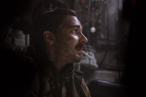 暗い戦車の中、煙草をくわえて何かを見上げているシャイア・ラブーフ演じるバイブル