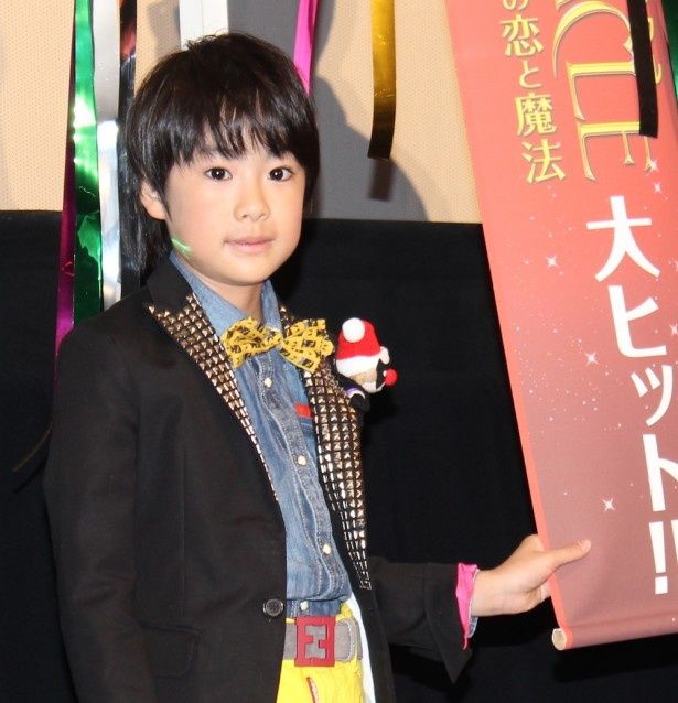 【写真を見る】相葉雅紀の子ども時代を演じた二宮慶多、その愛らしさに会場から「かわいい！」の声が