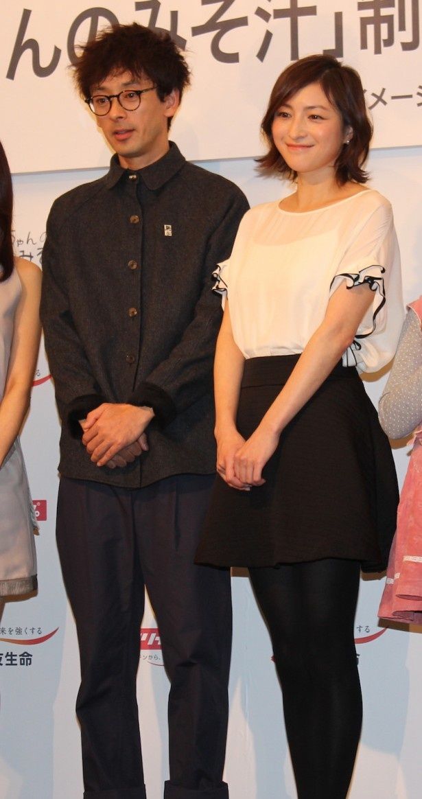 【写真を見る】夫婦役を演じる広末涼子と滝藤賢一。広末は黒のミニスカート姿で登場